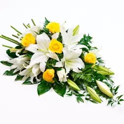 Cubre Urna con 10 Liliums Blancos y 6 Rosas Amarillas