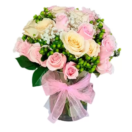 Florero con 12 Rosas Rosadas y Blancas Más Hipéricos Verdes
