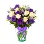 Florero con 10 Varas Lisianthus Morados y 12 Rosas Blancas más flores mix