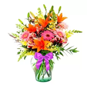 Florero juvenil en tonos con  6 Gerberas  6 varas de Liliums Naranjas más Perritos Amarillos Florero juvenil en tonos con  6 Gerberas  6 varas de Liliums Naranjas más Perritos Amarillos