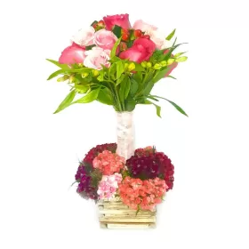 Canastillo con 12 rosas elevado más Flores Mix y Clavelinas Canastillo con 12 rosas elevado más Flores Mix y Clavelinas